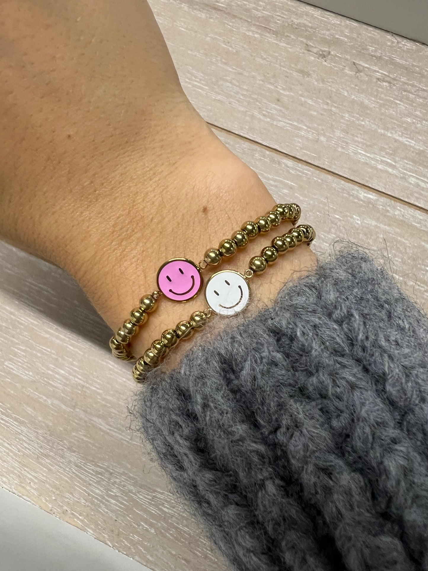 Smiley armband wit. LAATSTE STUK